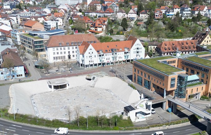 Seit sechs Jahren prangt an prominenter Stelle direkt neben dem Rathaus der Großen Kreisstadt Mühlacker das Loch, das nach dem Abriss des Mühlehofs offen blieb. <span class='image-autor'>Foto: Küppers</span>