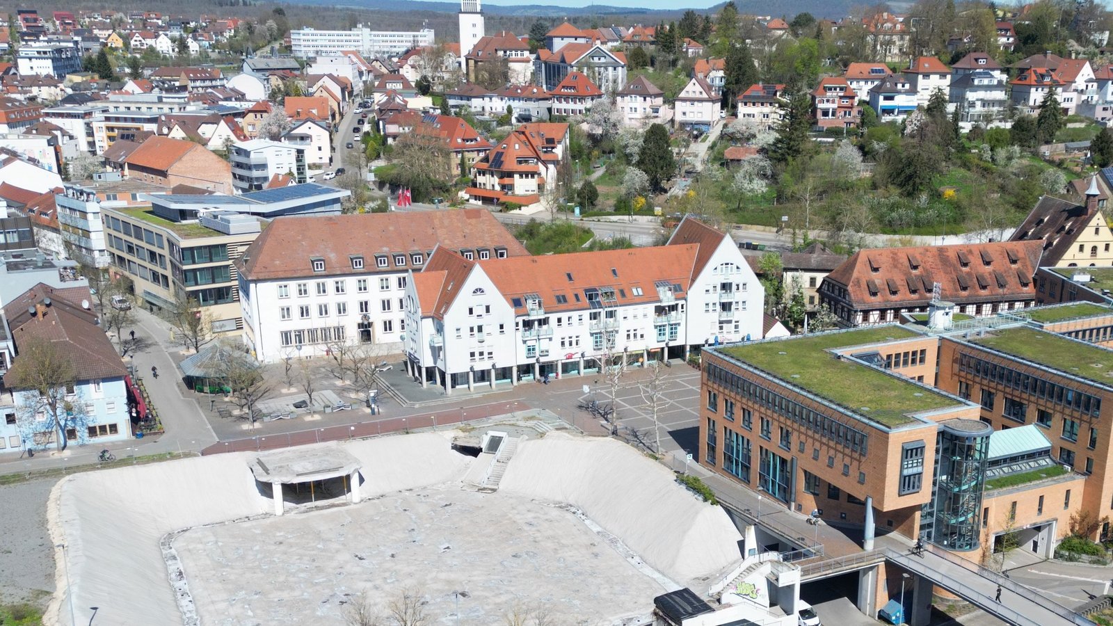 Seit sechs Jahren prangt an prominenter Stelle direkt neben dem Rathaus der Großen Kreisstadt Mühlacker das Loch, das nach dem Abriss des Mühlehofs offen blieb. Foto: Küppers