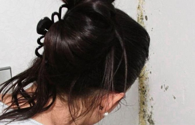 Der Schimmel hat sich im Schlafzimmer ausgebreitet. Aus Angst vor Gesundheitsschäden schläft die junge Familie im Wohnzimmer.  Foto: Rostek