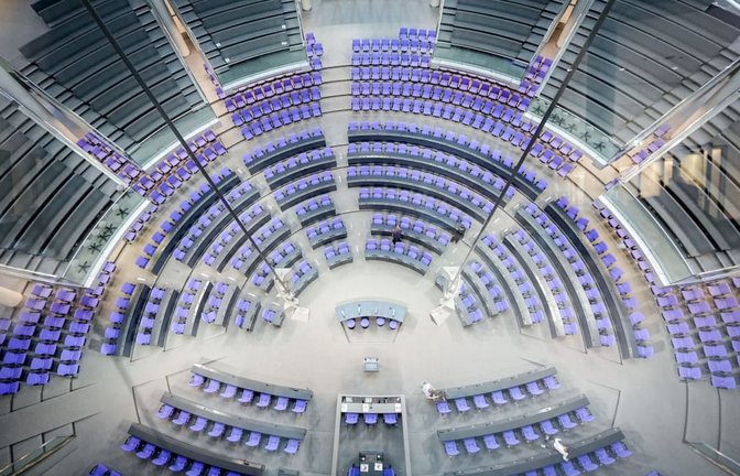 Blick am Morgen in den Plenarsaal des Bundestags. In der Sonntagsfrage liegt die AfD in einer Umfrage weiter vorn.<span class='image-autor'>Kay Nietfeld/dpa</span>