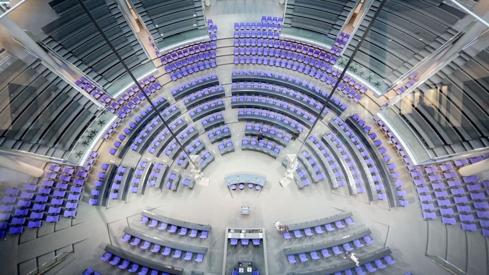 Blick am Morgen in den Plenarsaal des Bundestags. In der Sonntagsfrage liegt die AfD in einer Umfrage weiter vorn.Kay Nietfeld/dpa Blick am Morgen in den Plenarsaal des Bundestags. In der Sonntagsfrage liegt die AfD in einer Umfrage weiter vorn.Kay Nietfeld/dpa