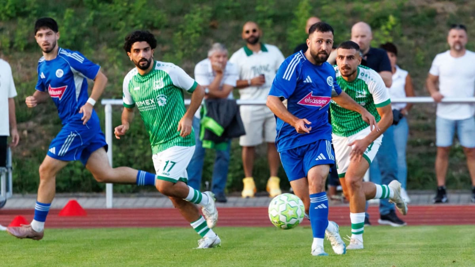 Vor dem Seitenwechsel zeigten Artan Ademi (li.), Tahir Bahadir (2. v. re.) und der VfL Sindelfingen die besseren Anlagen: Nach der Pause passten Kenan Kasikci (re.), Metehan Kizilagil (2. v. li.) und der GSV Maichingen ihr Spiel an und fuhren den Sieg ein.Stefanie Schlecht Vor dem Seitenwechsel zeigten Artan Ademi (li.), Tahir Bahadir (2. v. re.) und der VfL Sindelfingen die besseren Anlagen: Nach der Pause passten Kenan Kasikci (re.), Metehan Kizilagil (2. v. li.) und der GSV Maichingen ihr Spiel an und fuhren den Sieg ein.Stefanie Schlecht