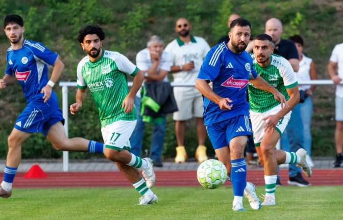 Vor dem Seitenwechsel zeigten Artan Ademi (li.), Tahir Bahadir (2. v. re.) und der VfL Sindelfingen die besseren Anlagen: Nach der Pause passten Kenan Kasikci (re.), Metehan Kizilagil (2. v. li.) und der GSV Maichingen ihr Spiel an und fuhren den Sieg ein.<span class='image-autor'>Stefanie Schlecht</span>