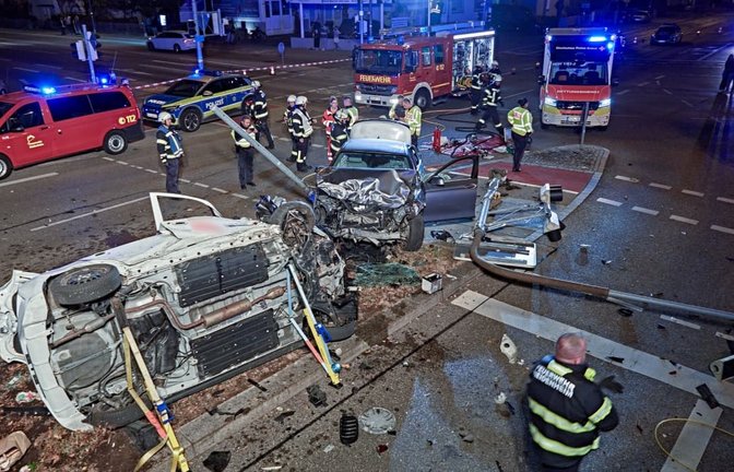 Ein Unfall im Westen Heidenheims hinterlässt ein großes Trümmerfeld.<span class='image-autor'>Markus Brandhuber/dpa</span>