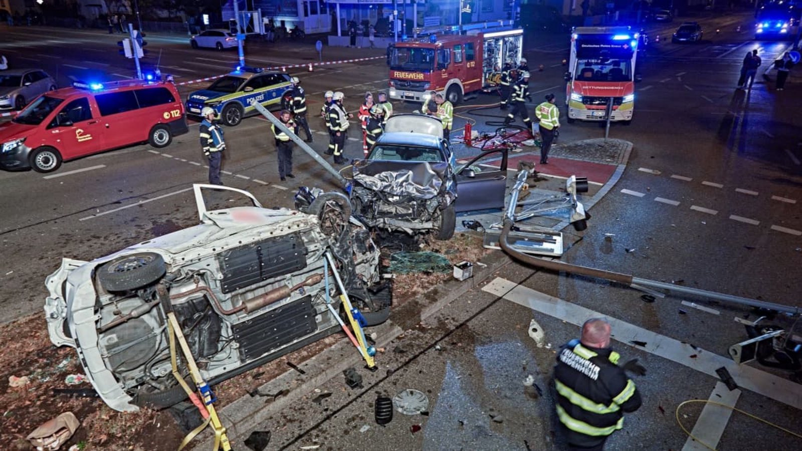 Ein Unfall im Westen Heidenheims hinterlässt ein großes Trümmerfeld.Markus Brandhuber/dpa Ein Unfall im Westen Heidenheims hinterlässt ein großes Trümmerfeld.Markus Brandhuber/dpa