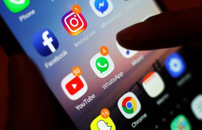 Frankreich wollte als erstes EU-Land Kindern und Jugendlichen unter 15 Jahren den Zugang zu sozialen Netzwerken verbieten. (Symbolbild).<span class='image-autor'>Yui Mok/PA Wire/dpa</span>