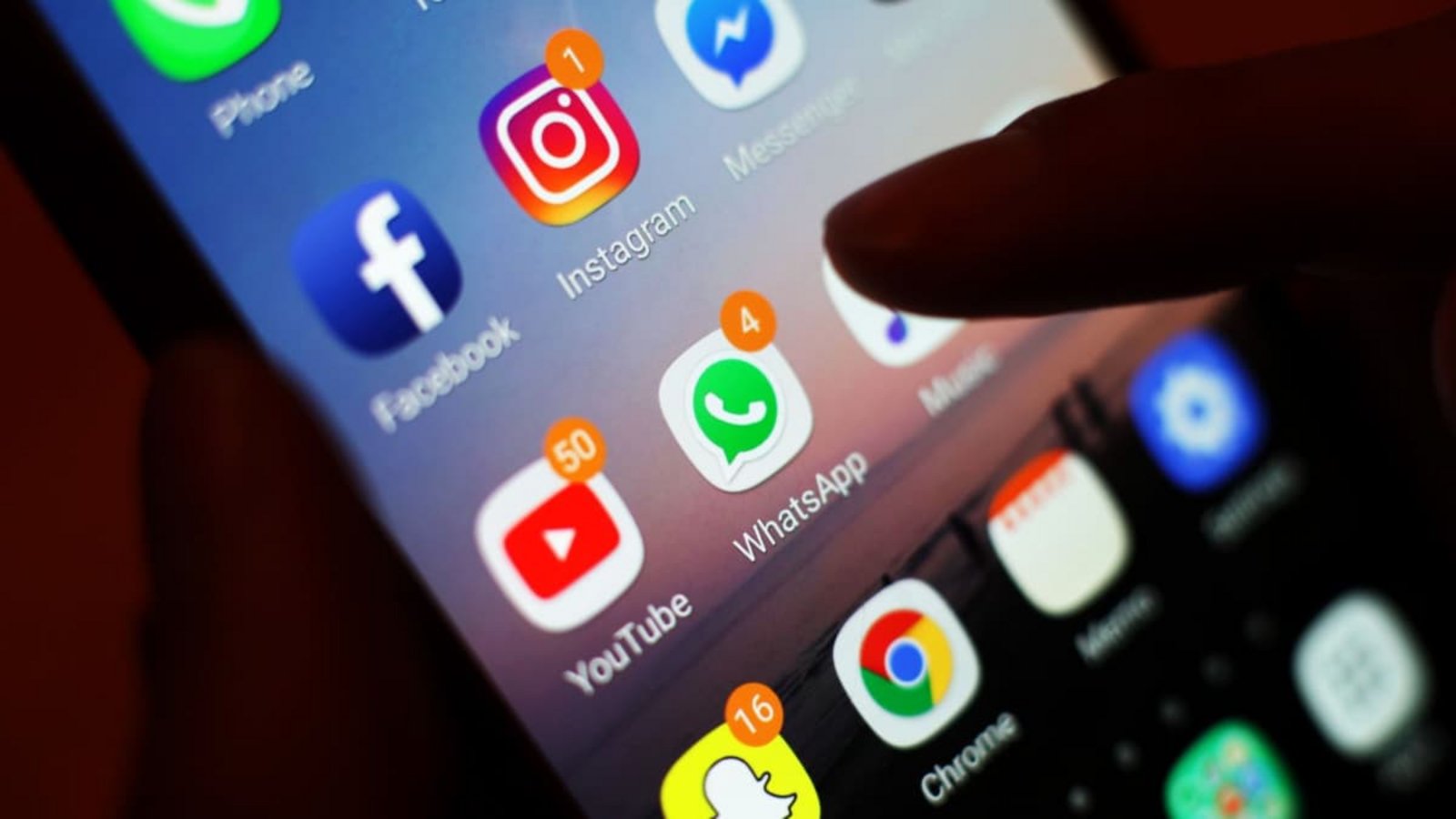 Frankreich wollte als erstes EU-Land Kindern und Jugendlichen unter 15 Jahren den Zugang zu sozialen Netzwerken verbieten. (Symbolbild).Yui Mok/PA Wire/dpa Frankreich wollte als erstes EU-Land Kindern und Jugendlichen unter 15 Jahren den Zugang zu sozialen Netzwerken verbieten. (Symbolbild).Yui Mok/PA Wire/dpa