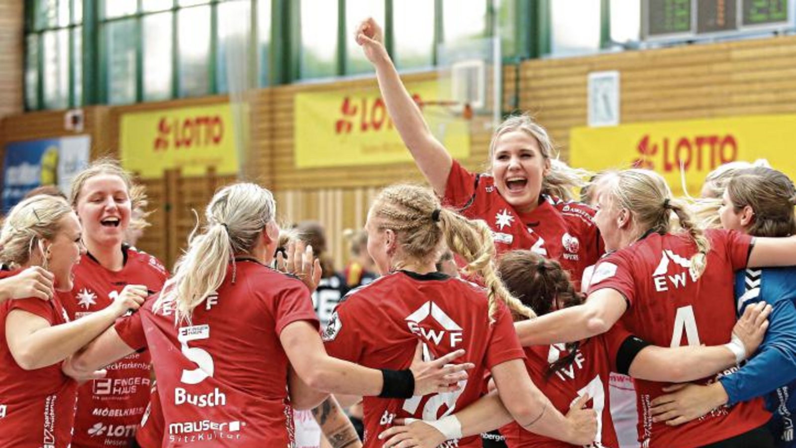 Ausgelassen bejubeln die Handballerinnen der HSG Bad Wildungen Vipers den Sieg beim Vorbereitungsturnier Lotto-Cup in Ludwigsburg. Foto: Baumann Ausgelassen bejubeln die Handballerinnen der HSG Bad Wildungen Vipers den Sieg beim Vorbereitungsturnier Lotto-Cup in Ludwigsburg. Foto: Baumann