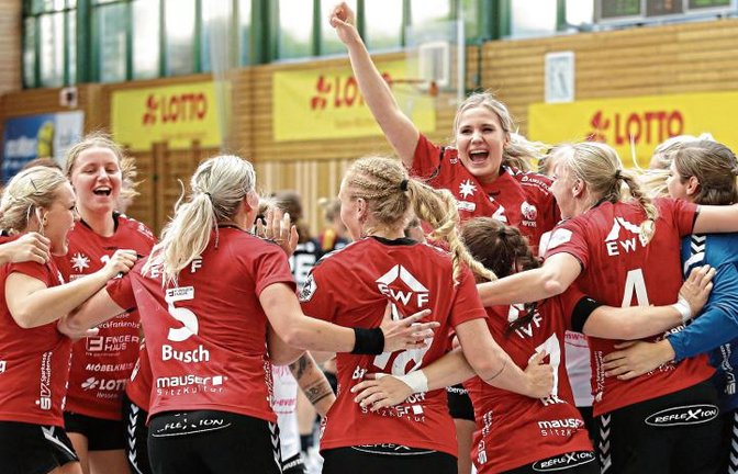 Ausgelassen bejubeln die Handballerinnen der HSG Bad Wildungen Vipers den Sieg beim Vorbereitungsturnier Lotto-Cup in Ludwigsburg. Foto: Baumann