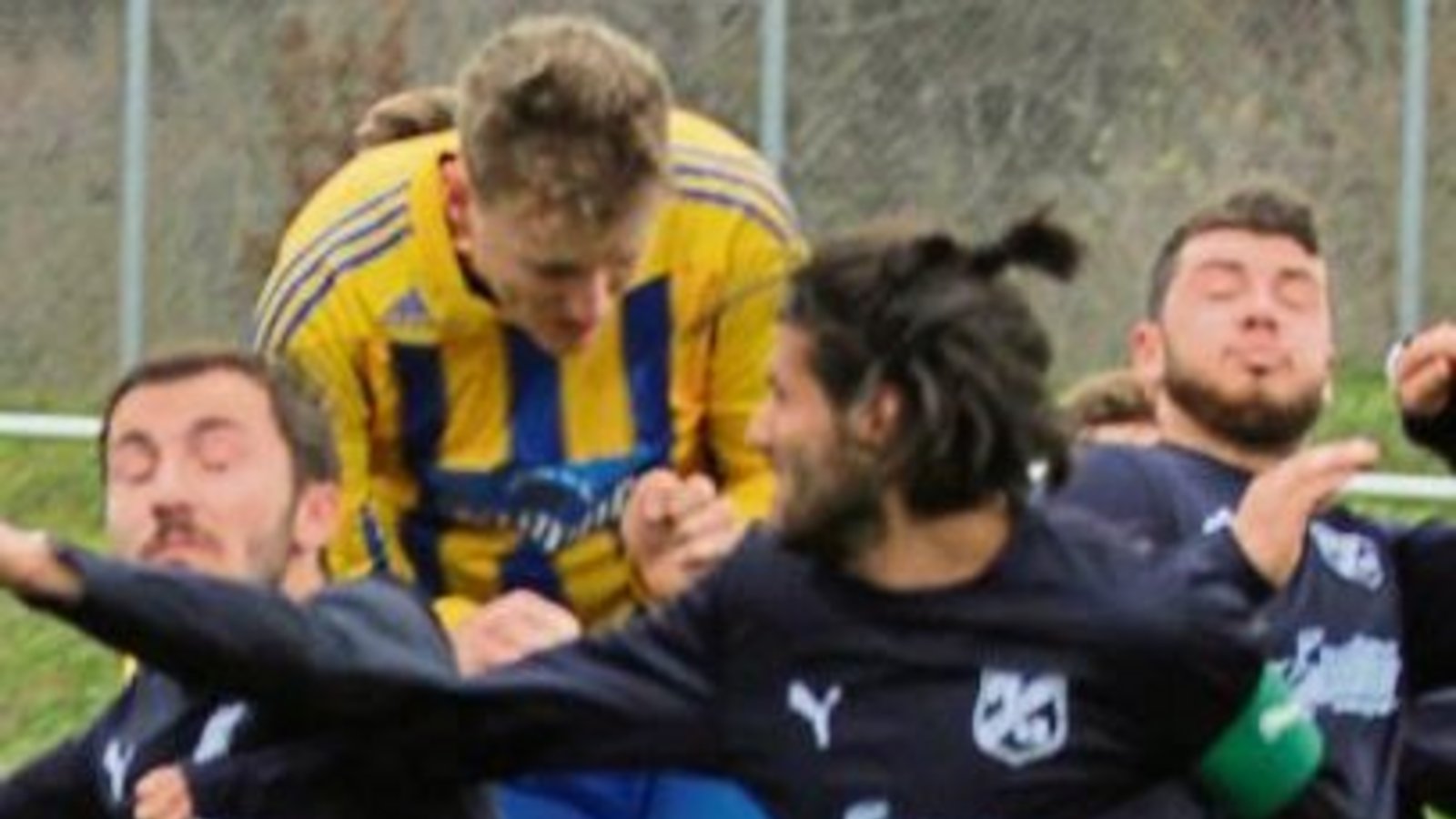 Nicht nur seine Kopfballstärke haben die Riexinger schmerzlich vermisst: Sascha Streicher (gelbes Trikot) läuft nach einer kleineren Auszeit wieder für die SGM auf. Foto: Archiv/Nachreiner