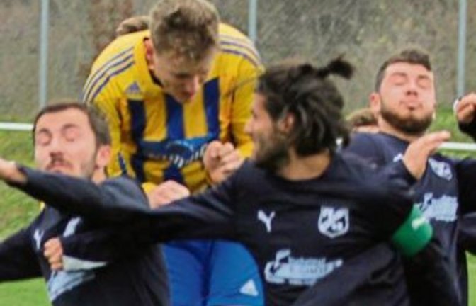 Nicht nur seine Kopfballstärke haben die Riexinger schmerzlich vermisst: Sascha Streicher (gelbes Trikot) läuft nach einer kleineren Auszeit wieder für die SGM auf. Foto: Archiv/Nachreiner