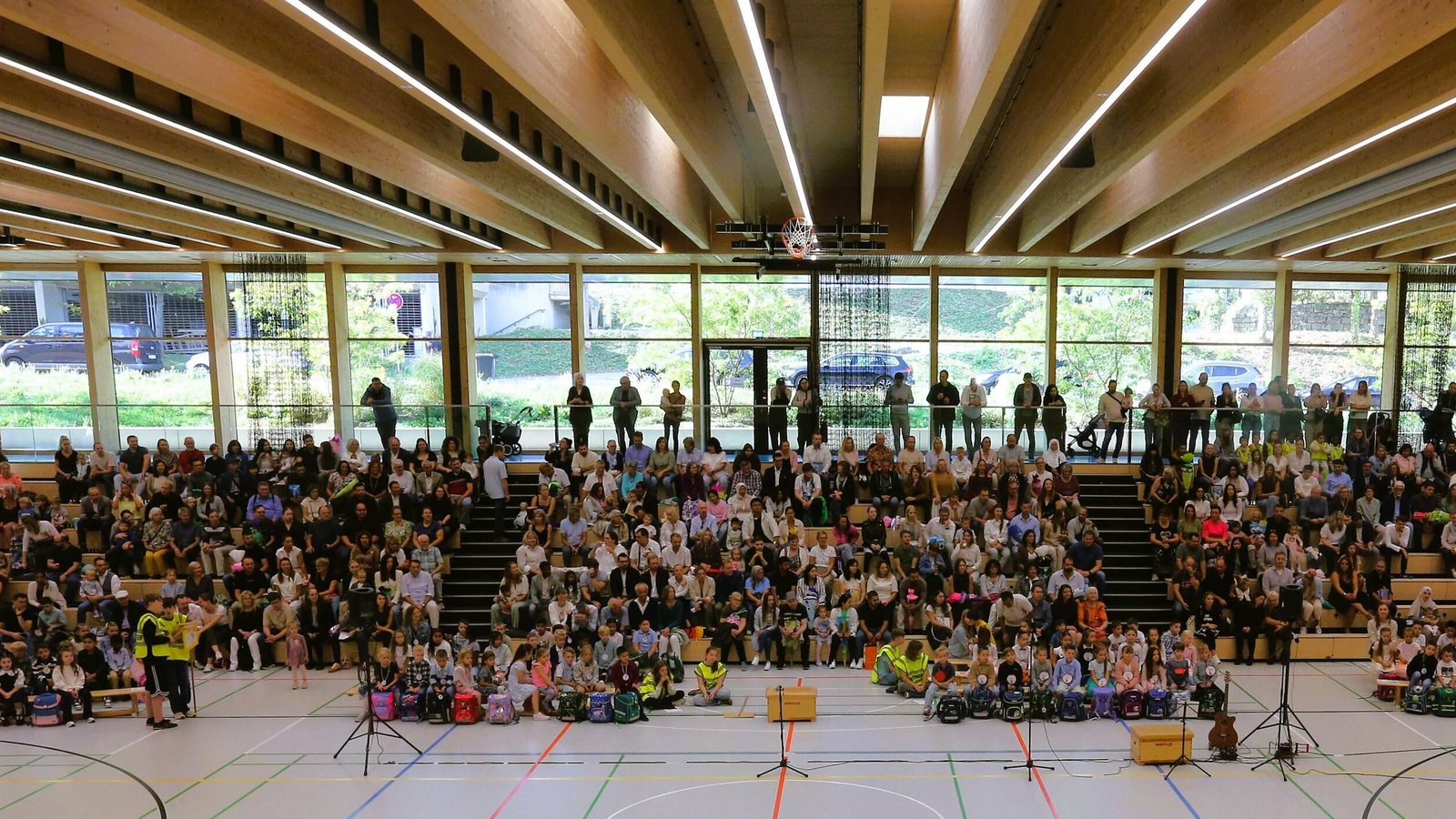 Massenveranstaltung in der Kaltensteinhalle: Die 100 Erstklässler auf den Bänken im Sportbereich werden von 500 Eltern, Geschwistern und Verwandten auf der Tribüne begleitet. Fotos: Küppers Massenveranstaltung in der Kaltensteinhalle: Die 100 Erstklässler auf den Bänken im Sportbereich werden von 500 Eltern, Geschwistern und Verwandten auf der Tribüne begleitet. Fotos: Küppers