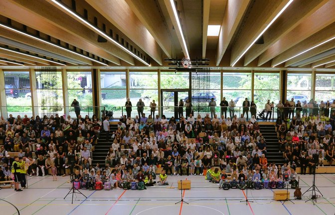 Massenveranstaltung in der Kaltensteinhalle: Die 100 Erstklässler auf den Bänken im Sportbereich werden von 500 Eltern, Geschwistern und Verwandten auf der Tribüne begleitet. <span class='image-autor'>Fotos: Küppers</span>