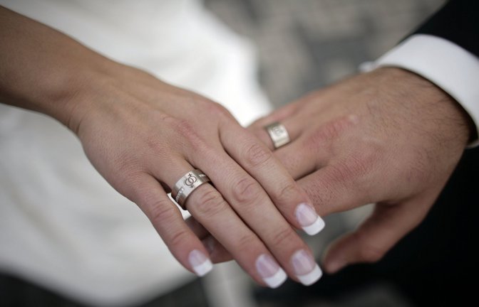 Es trauen sich wieder mehr Paare in Deutschland als zu Zeiten von Corona. (Symbolbild)<span class='image-autor'>Foto: dpa/Jörg Carstensen</span>