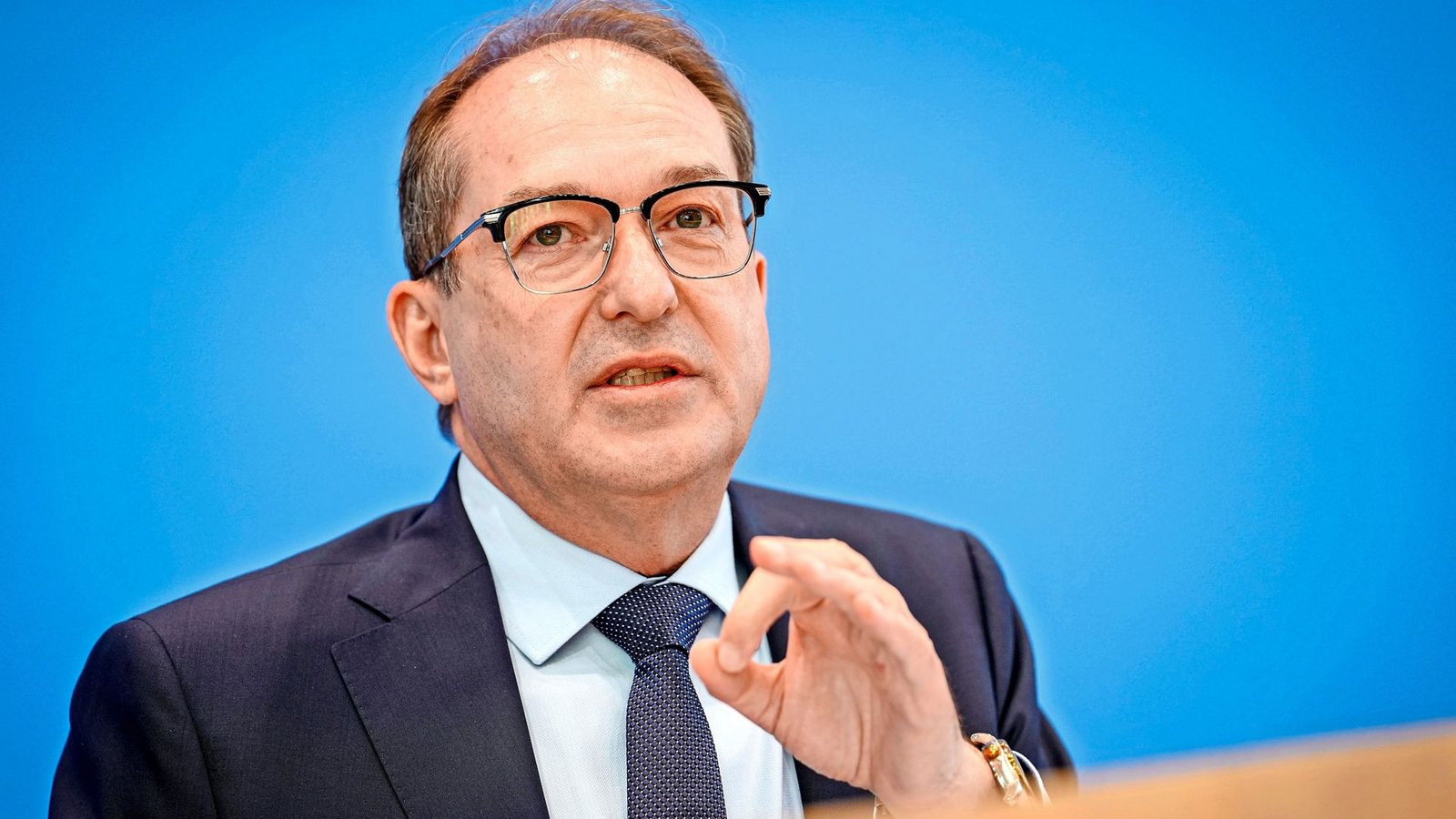 Innenminister Dobrindt (CDU) möchte mit Afghanistan und Syrien Vereinbarungen treffen, um Rückführungen zu ermöglichen (Archivbild).Foto: Kay Nietfeld/dpa Innenminister Dobrindt (CDU) möchte mit Afghanistan und Syrien Vereinbarungen treffen, um Rückführungen zu ermöglichen (Archivbild).Foto: Kay Nietfeld/dpa