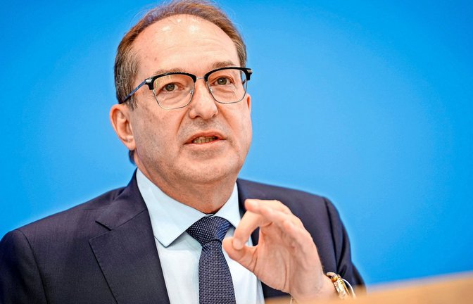 Innenminister Dobrindt (CDU) möchte mit Afghanistan und Syrien Vereinbarungen treffen, um Rückführungen zu ermöglichen (Archivbild).<span class='image-autor'>Foto: Kay Nietfeld/dpa</span>