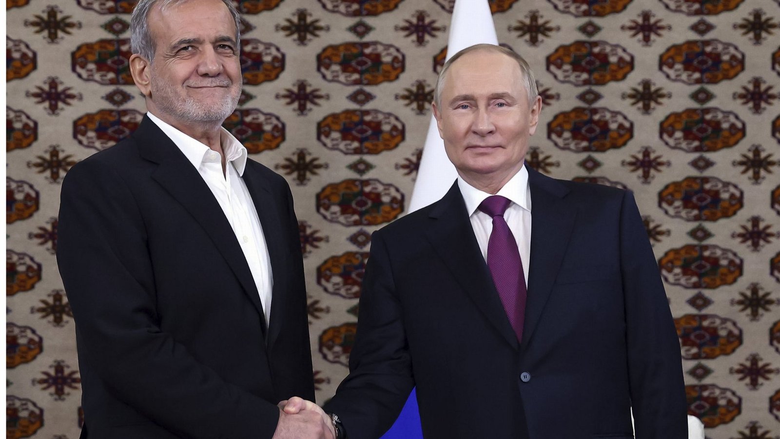 Freunde in der Not: Der russische Präsident Wladimir Putin (r.) und der iranische Präsident Massud Peseschkian am Rande eines Treffens im vergangenen Jahr.Foto: dpa/Alexander Shcherbak Freunde in der Not: Der russische Präsident Wladimir Putin (r.) und der iranische Präsident Massud Peseschkian am Rande eines Treffens im vergangenen Jahr.Foto: dpa/Alexander Shcherbak