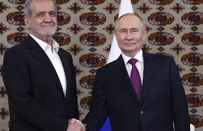 Freunde in der Not: Der  russische Präsident Wladimir Putin (r.) und der iranische Präsident Massud Peseschkian am Rande eines Treffens im vergangenen Jahr.<span class='image-autor'>Foto: dpa/Alexander Shcherbak</span>