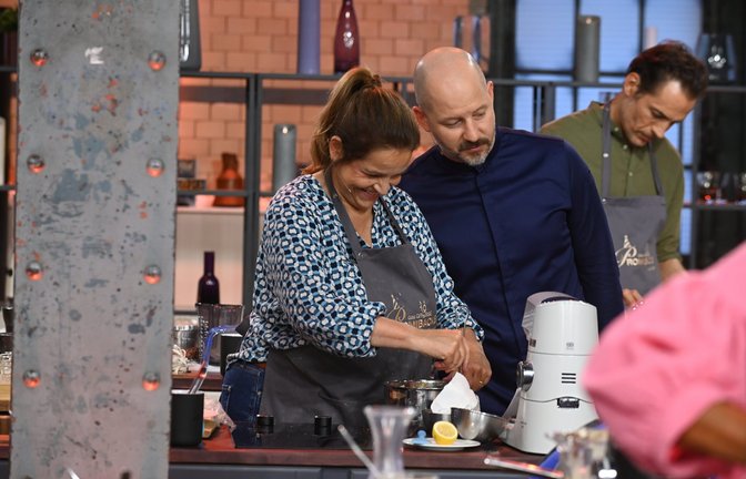Wie werden sich Promis wie Rebecca Immanuel (l.) in der 2. Folge von "Das große Promibacken" schlagen? Christian Hümbs (r.) wird es bewerten.<span class='image-autor'>Foto: Joyn/André Kowalski</span>