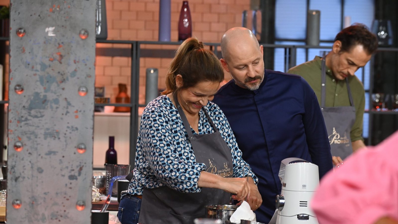 Wie werden sich Promis wie Rebecca Immanuel (l.) in der 2. Folge von "Das große Promibacken" schlagen? Christian Hümbs (r.) wird es bewerten.Foto: Joyn/André Kowalski Wie werden sich Promis wie Rebecca Immanuel (l.) in der 2. Folge von "Das große Promibacken" schlagen? Christian Hümbs (r.) wird es bewerten.Foto: Joyn/André Kowalski