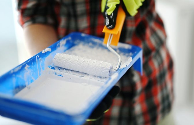 Wer Schimmel entdeckt, denkt schnell daran, diesen zu überstreichen. Wann das Überstreichen von Schimmel strafbar ist, erfahren Sie hier.<span class='image-autor'>Foto: In Green / Shutterstock.com</span>