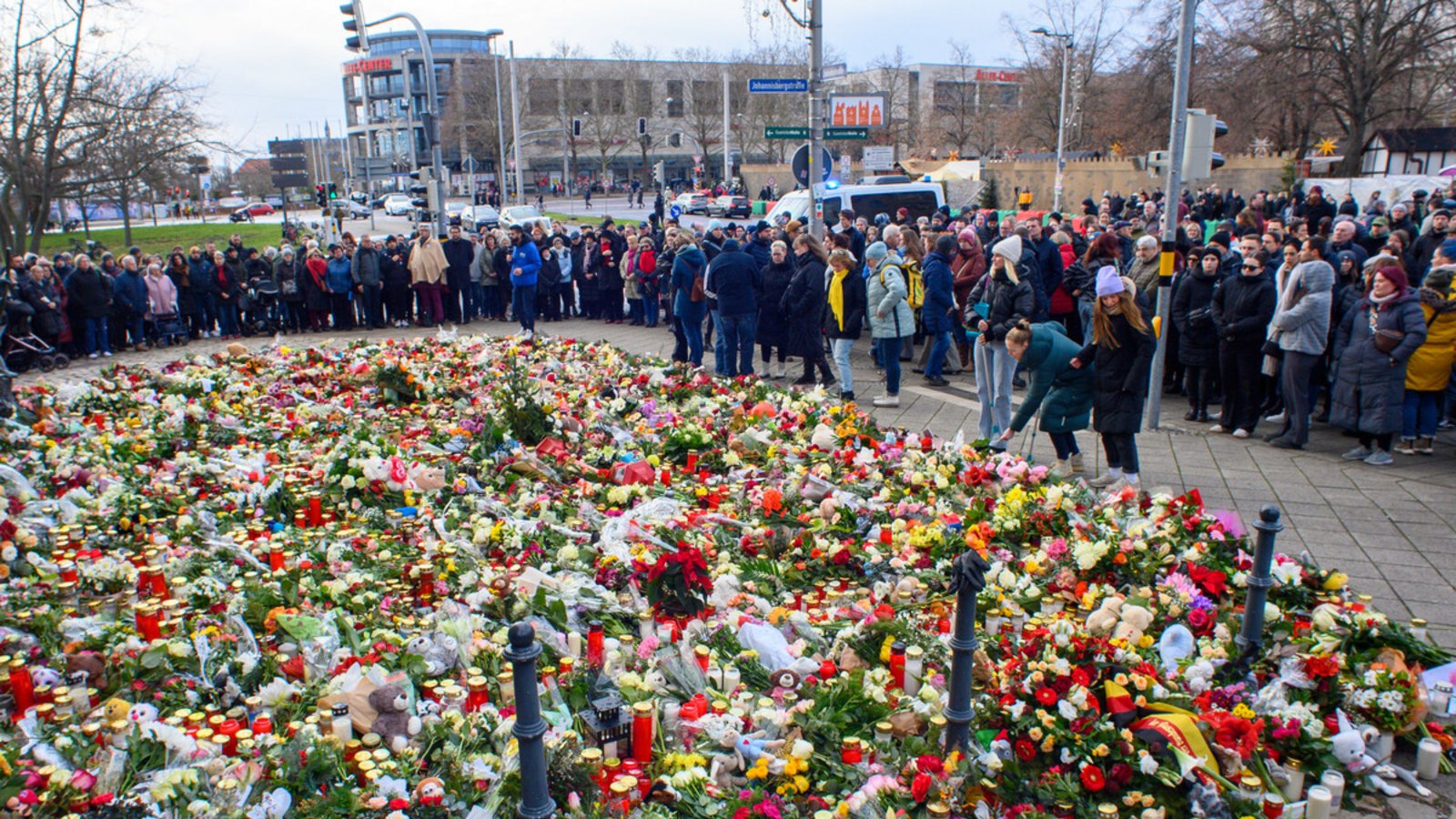 Vor der Magdeburger Johanniskirche versammelten sich am Sonntag viele Menschen zum Gedenken an die Opfer.Vor der Magdeburger Johanniskirche versammelten sich am Sonntag viele Menschen zum Gedenken an die Opfer.Foto: dpa/Klaus-Dietmar Gabbert