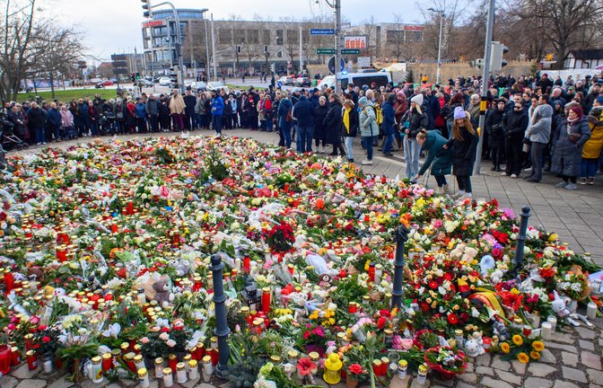 Vor der Magdeburger Johanniskirche versammelten sich am Sonntag viele Menschen zum Gedenken an die Opfer.Vor der Magdeburger Johanniskirche versammelten sich am Sonntag viele Menschen zum Gedenken an die Opfer.<span class='image-autor'>Foto: dpa/Klaus-Dietmar Gabbert</span>