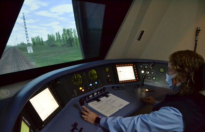 Doreen Sieber im Fahrsimulator der Deutschen Bahn in Karlsruhe.<span class='image-autor'>Foto: Milankovic</span>