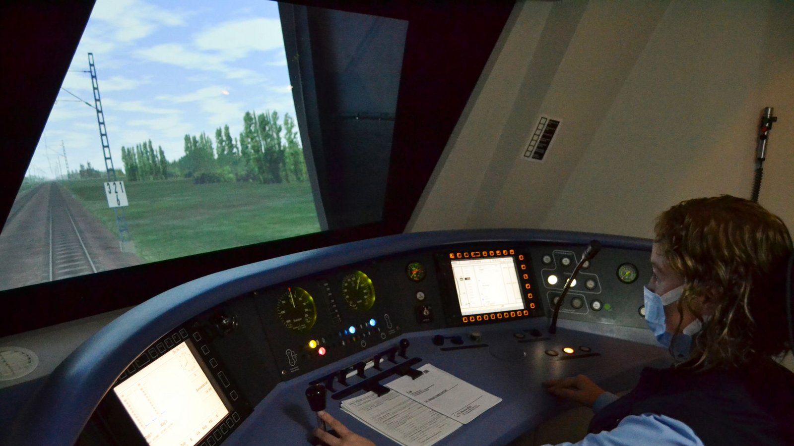 Doreen Sieber im Fahrsimulator der Deutschen Bahn in Karlsruhe.Foto: Milankovic Doreen Sieber im Fahrsimulator der Deutschen Bahn in Karlsruhe.Foto: Milankovic