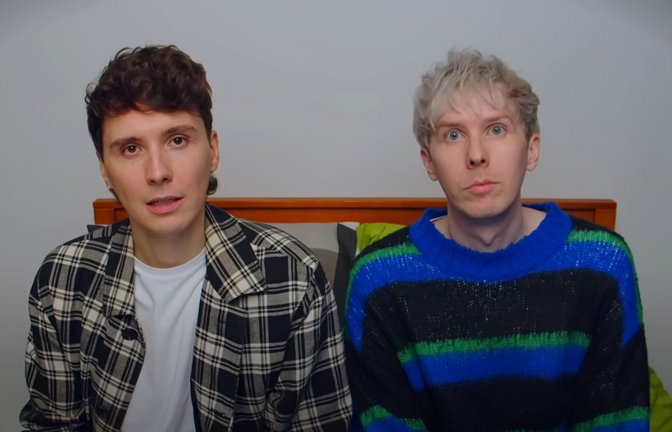 Die YouTube Dan Howell (l.) und Phil Lester sprechen in ihrem neuen Video über ihre Beziehung.<span class='image-autor'>Foto: Dan and Phil/ youtube.com/watch?v=Cxe_YMJ4nUs</span>