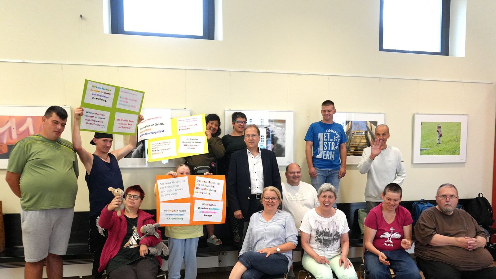 Bewohnerbeiräte haben ihren Protest gegen das Pflegegesetz auf Plakaten formuliert.Foto: Mariaberg e.V.