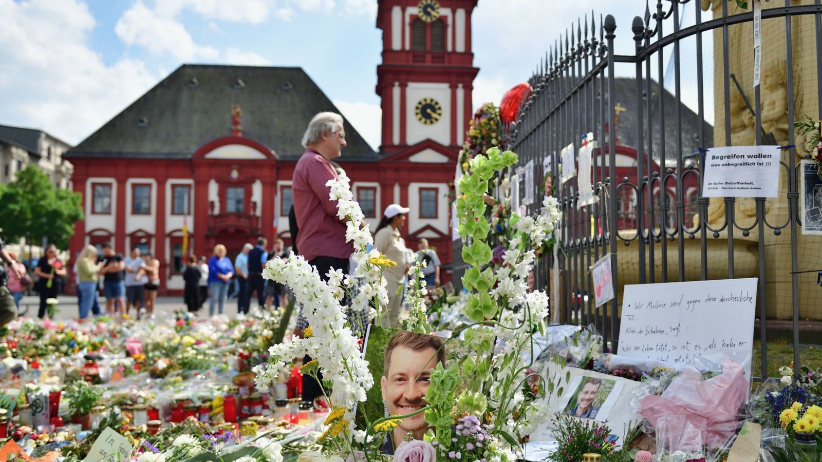 Am 31. Mai des vergangenen Jahres ereignete sich der Messerangriff auf dem Mannheimer Marktplatz. Der Polizist Rouven Laur erlag im Krankenhaus seinen Verletzungen.Foto: Imago/Daniel Kubirski