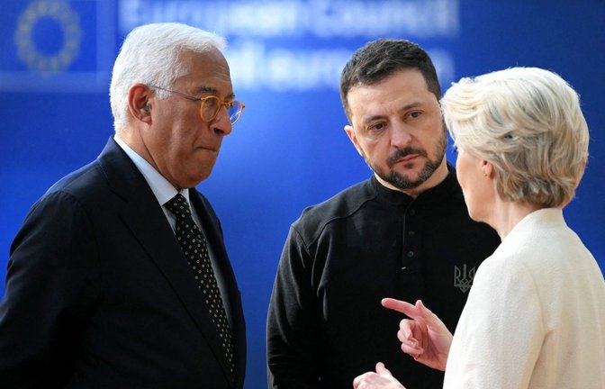Antonio Costa (li.), Präsident des Europäischen Rates, der ukrainische Präsident Wolodymyr Selenskyj und die Kommissionspräsidentin Ursula von der Leyen im Gespräch<span class='image-autor'>Foto: AFP/Nicolas Tucat</span>