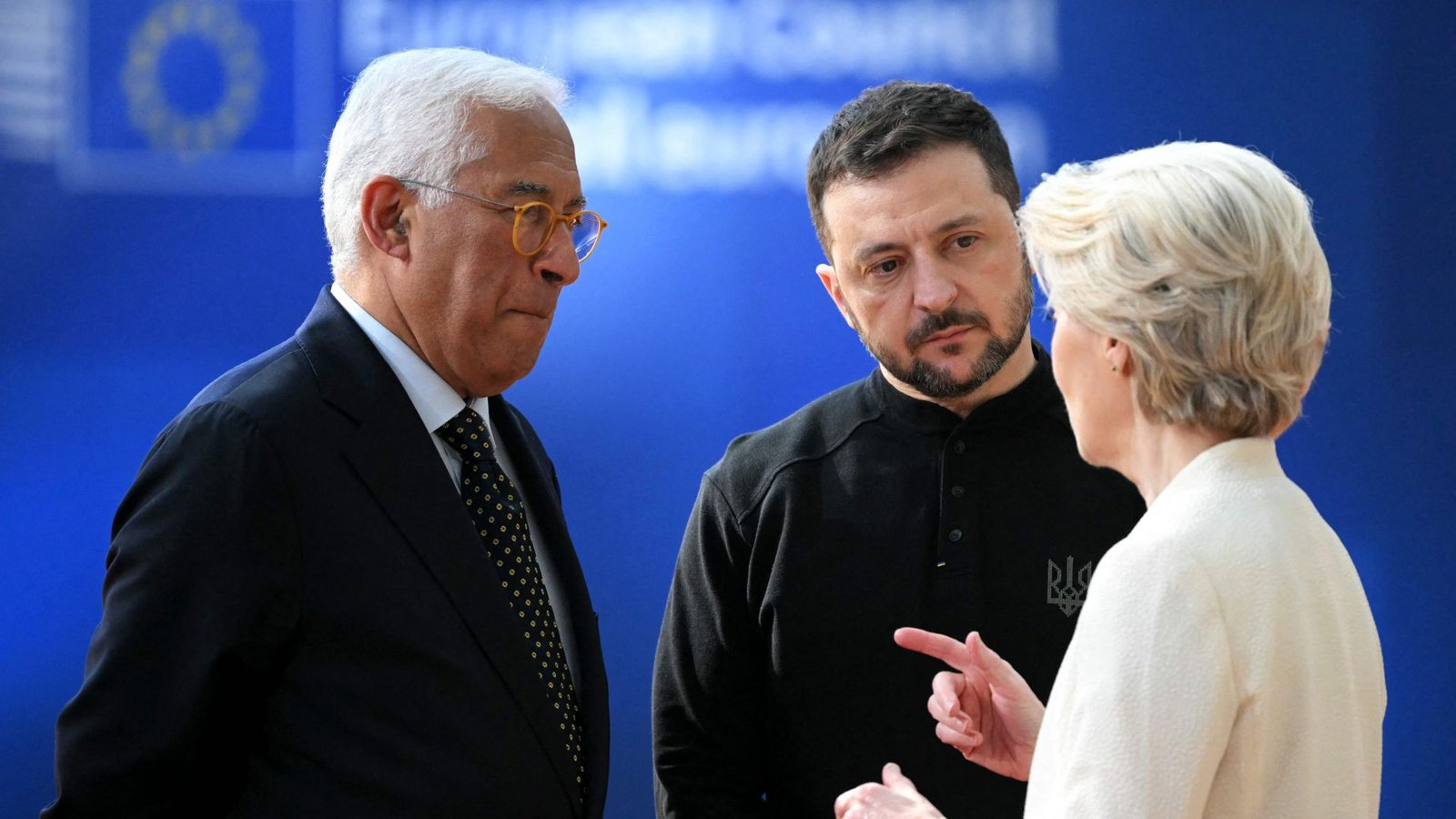 Antonio Costa (li.), Präsident des Europäischen Rates, der ukrainische Präsident Wolodymyr Selenskyj und die Kommissionspräsidentin Ursula von der Leyen im GesprächFoto: AFP/Nicolas Tucat Antonio Costa (li.), Präsident des Europäischen Rates, der ukrainische Präsident Wolodymyr Selenskyj und die Kommissionspräsidentin Ursula von der Leyen im GesprächFoto: AFP/Nicolas Tucat