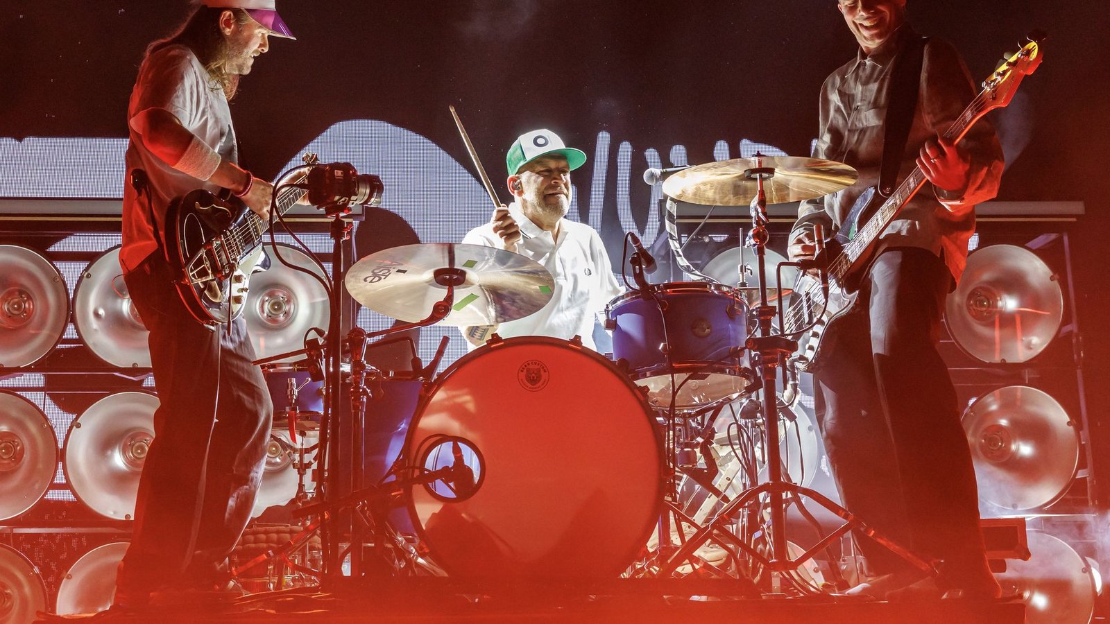 Sänger Peter Brugger (l-r), Schlagzeuger Florian Weber und Bassist Rüdiger Linhof von der deutschen Indie-Rock-Band "Sportfreunde Stiller" spielen zum Auftakt ihrer Tour "30 wunderbare Jahre" in der Heinrich-Lades-Halle in Erlangen.Foto: Daniel Karmann/dpa