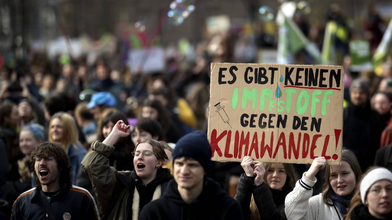 Auch eine Möglichkeit, aktiv zu werden: KlimaprotestFoto: imago/IPON Auch eine Möglichkeit, aktiv zu werden: KlimaprotestFoto: imago/IPON