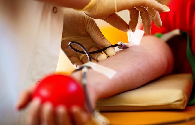 Die Regierung will beim Blutspenden die Diskriminierung von Schwulen  beenden.<span class='image-autor'>Foto: dpa/Arno Burgi</span>