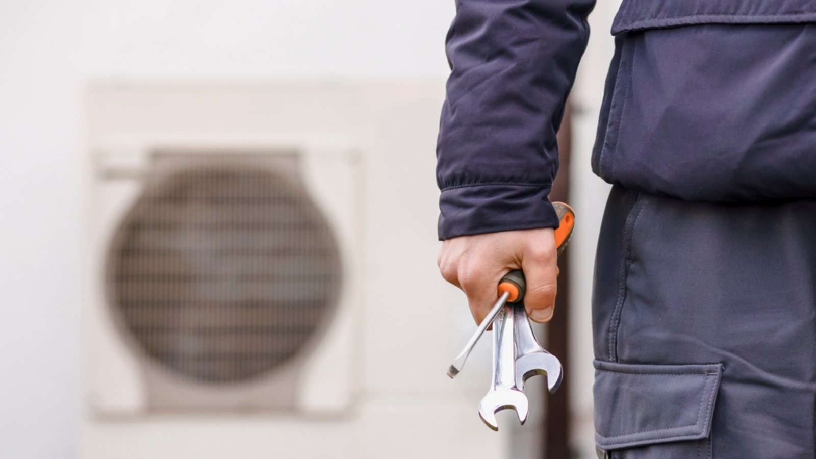 Union und SPD planen Änderungen am Heizungsgesetz. Was sich beim GEG konkret ändern könnte und welche Kritik es gibt, lesen Sie hier im Überblick.Foto: Mariana Serdynska / Shutterstock.com