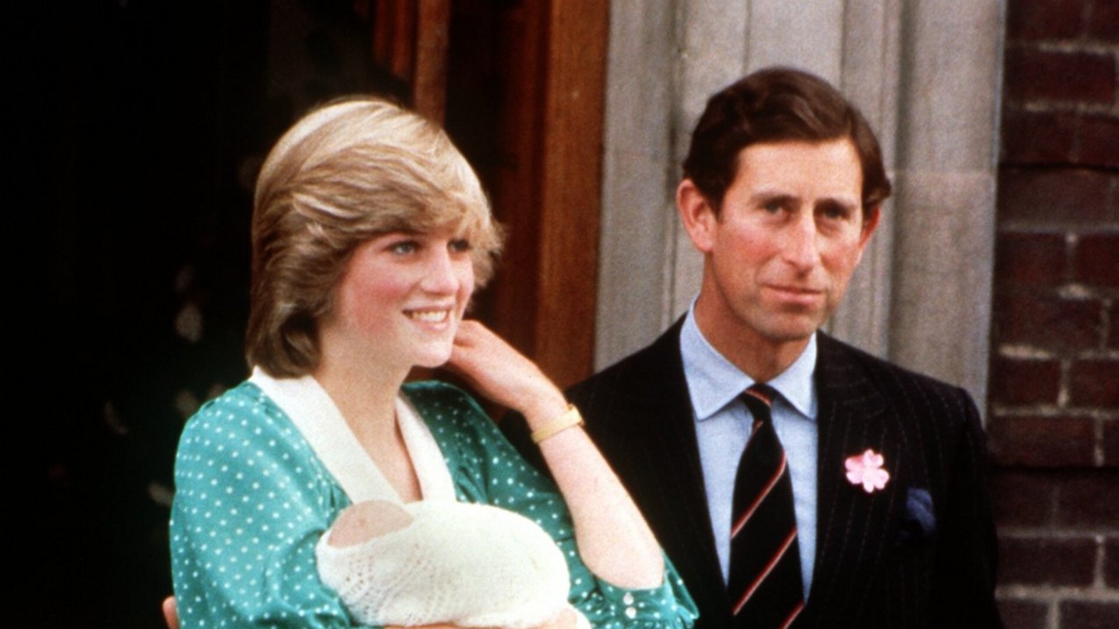 1982: Dianas und Charles' erstes Kind wird geboren. Am Tag nach der Geburt verläßt Diana mit ihrem Erstgeborenen, Prinz William, auf dem Arm und Ehemann Prinz Charles an ihrer Seite das St.Mary's Hospital in London.Foto: picture-alliance/ dpa | UPI
