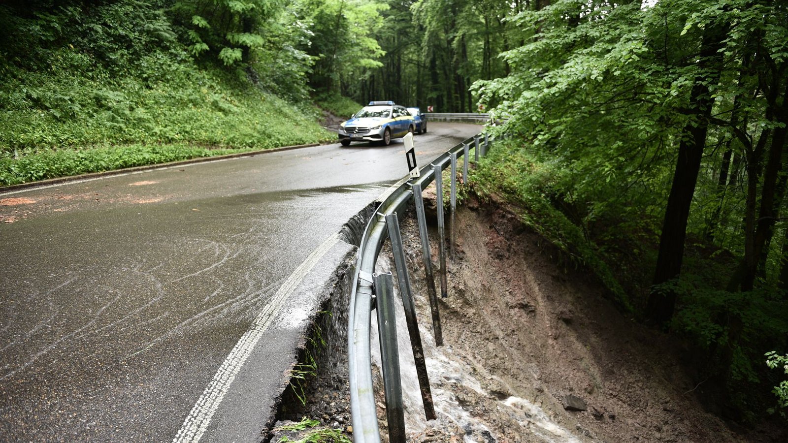 Straße bei Rudersberg nach den WassermassenFoto: /Phillip Weingand Straße bei Rudersberg nach den WassermassenFoto: /Phillip Weingand