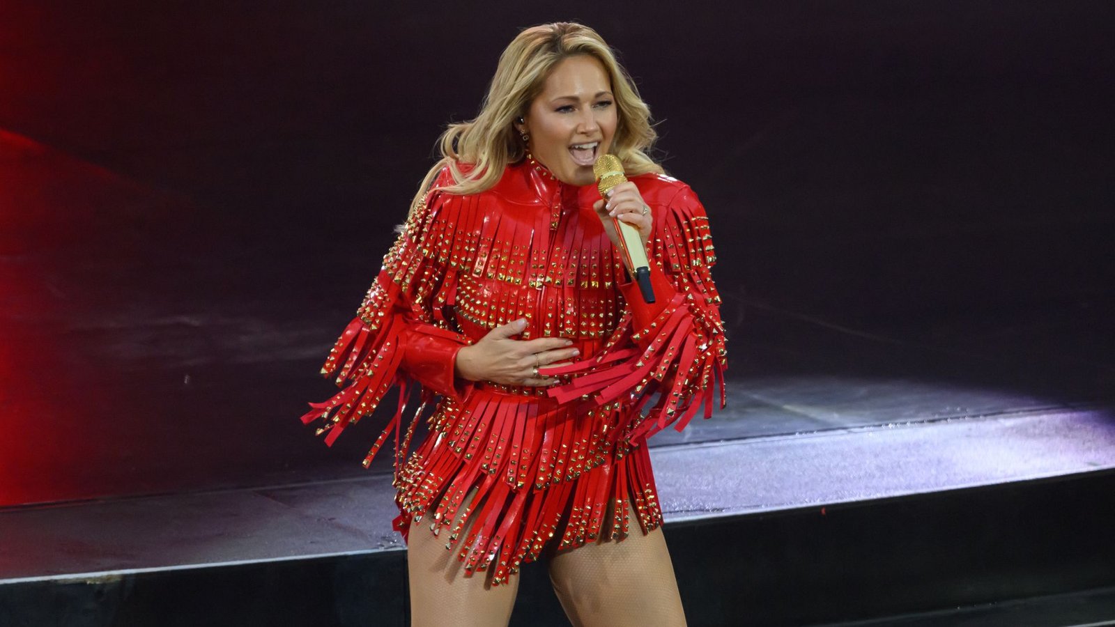 Helene Fischer startete ihre "360°"-Tour nach langer Bühnenpause in Dresden.Foto: Robert Michael/dpa Helene Fischer startete ihre "360°"-Tour nach langer Bühnenpause in Dresden.Foto: Robert Michael/dpa
