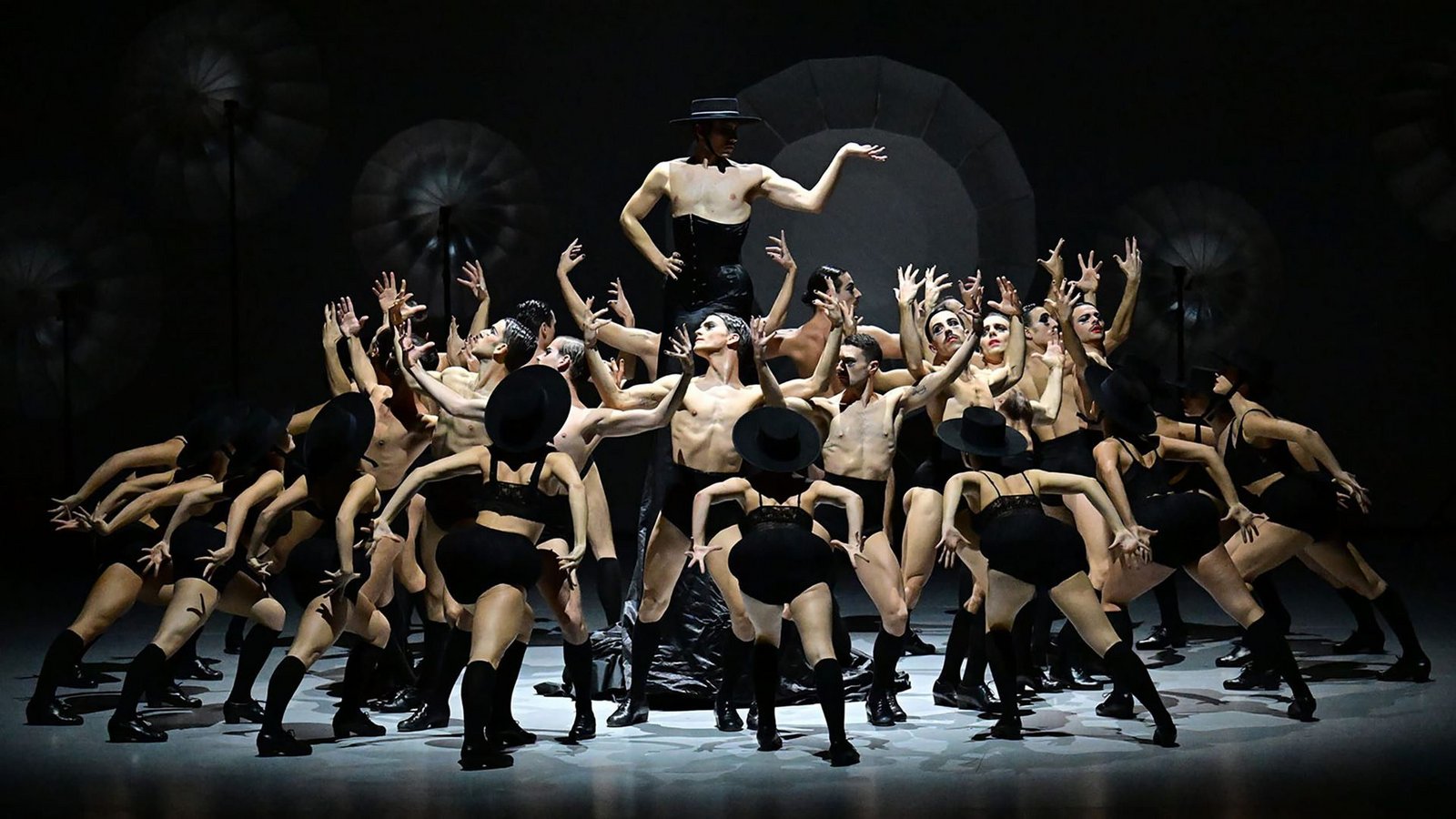 Das Spanische Natinalballet in der Eröffnungsszene von Marcos Moraus Hommage „Afanador“.Foto: Merche Burgos Das Spanische Natinalballet in der Eröffnungsszene von Marcos Moraus Hommage „Afanador“.Foto: Merche Burgos