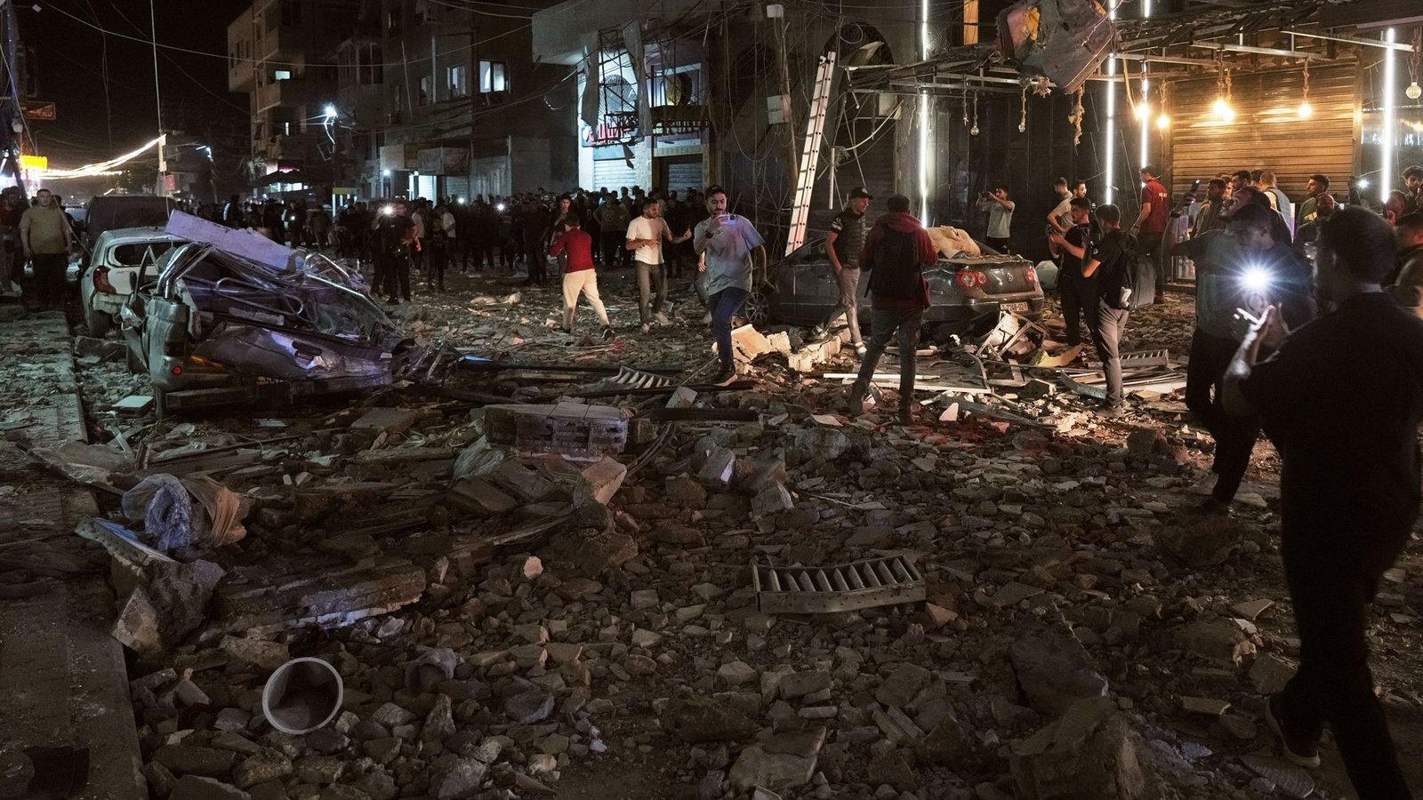 Israels Angriffe auf den Gaza-Streifen gehen weiter (Archivbild).Foto: Jehad Alshrafi/AP/dpa Israels Angriffe auf den Gaza-Streifen gehen weiter (Archivbild).Foto: Jehad Alshrafi/AP/dpa