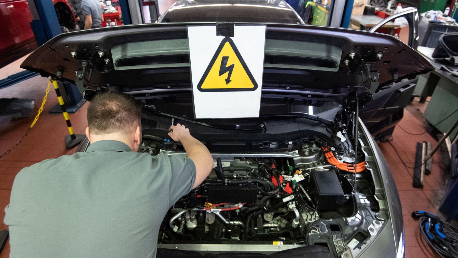 Vorsicht Spannung: Der Staat fördert die E-Mobilität massiv, doch nun wird das Geld knapp. Welche Ausgaben sind wirklich sinnvoll?Foto: dpa/Marijan Murat Vorsicht Spannung: Der Staat fördert die E-Mobilität massiv, doch nun wird das Geld knapp. Welche Ausgaben sind wirklich sinnvoll?Foto: dpa/Marijan Murat