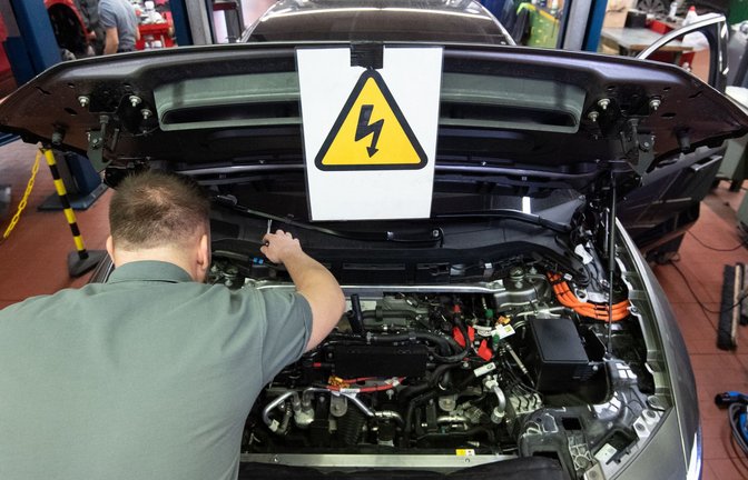 Vorsicht Spannung: Der Staat fördert die E-Mobilität massiv, doch nun wird das Geld knapp. Welche Ausgaben sind wirklich sinnvoll?<span class='image-autor'>Foto: dpa/Marijan Murat</span>