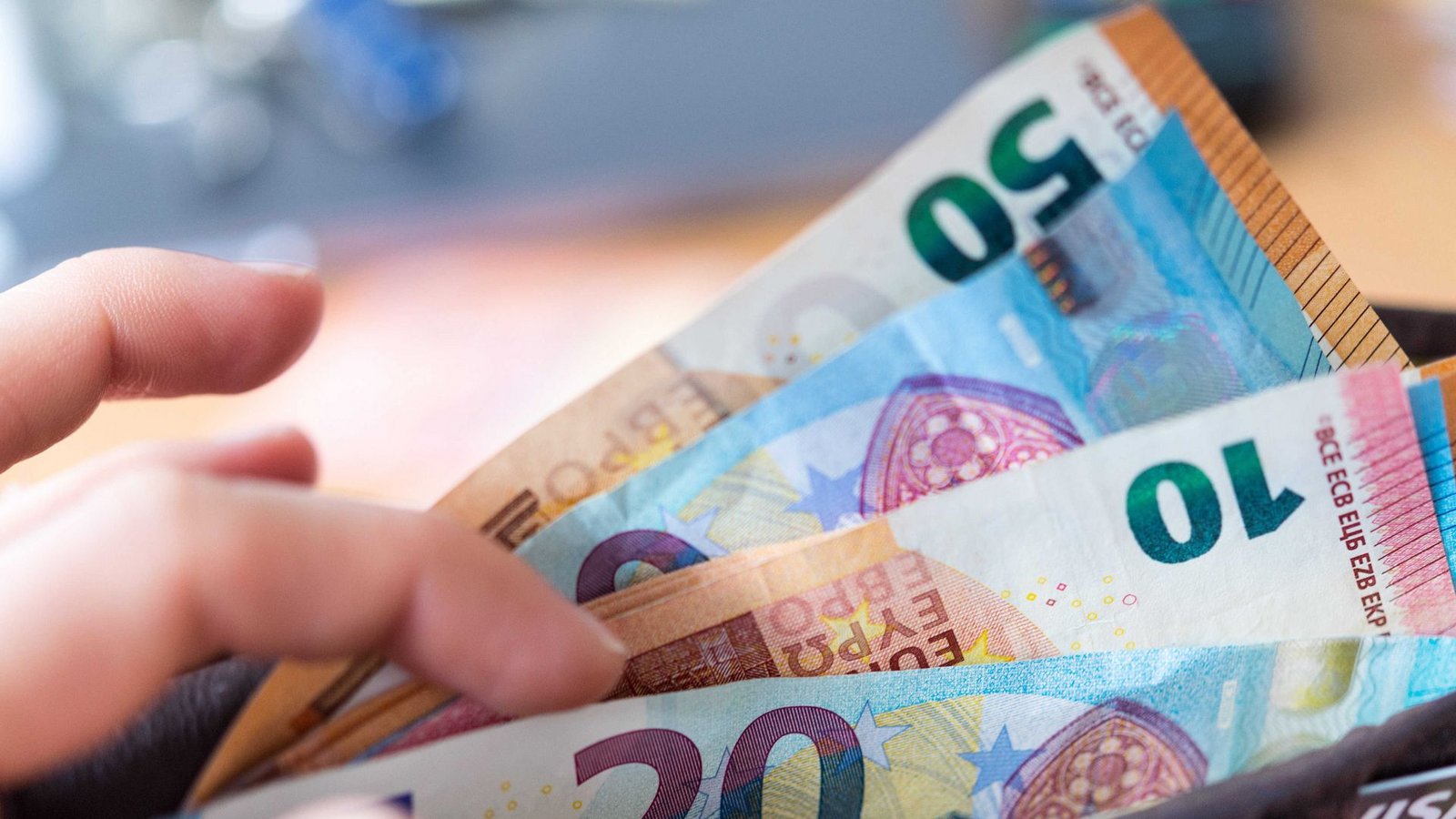 Eine Frau hält eine Geldbörse mit Banknoten in der Hand. Bezieherinnen und Bezieher von Bürgergeld sollen im kommenden Jahr höhere Leistungen erhalten.Foto: dpa/Monika Skolimowska