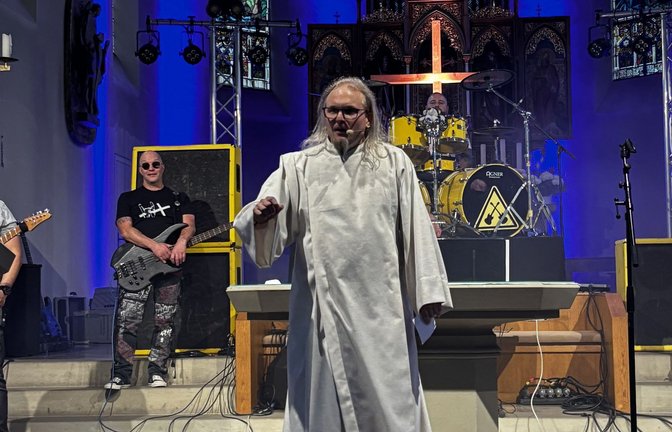 Während Mathias Fuchs in der Bruchsaler Kirche predigt, hält sich die Band „Metal Godz“ im Hintergrund bereit.<span class='image-autor'>Foto: Mathias Fuchs/Headbangers’ Church</span>