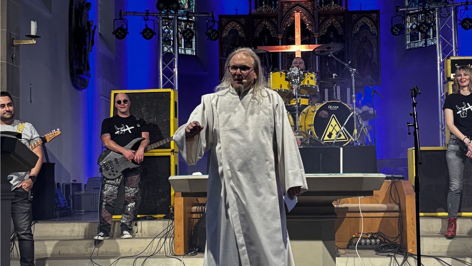 Während Mathias Fuchs in der Bruchsaler Kirche predigt, hält sich die Band „Metal Godz“ im Hintergrund bereit.Foto: Mathias Fuchs/Headbangers’ Church Während Mathias Fuchs in der Bruchsaler Kirche predigt, hält sich die Band „Metal Godz“ im Hintergrund bereit.Foto: Mathias Fuchs/Headbangers’ Church