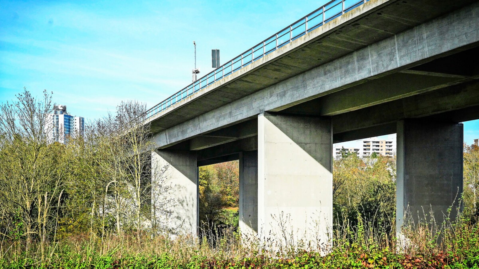 Unter den 15 Brücken, die im Regierungsbezirk Stuttgart abgerissen und neu gebaut werden sollen, befindet sich auch die B-27-Körschtalbrücke.Foto: Lichtgut/Ferdinando Iannone