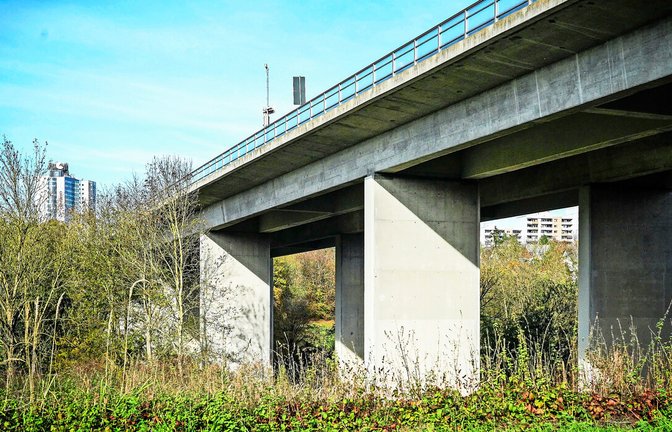 Unter den 15 Brücken, die im Regierungsbezirk Stuttgart abgerissen und neu gebaut werden sollen, befindet sich auch die B-27-Körschtalbrücke.<span class='image-autor'>Foto: Lichtgut/Ferdinando Iannone</span>
